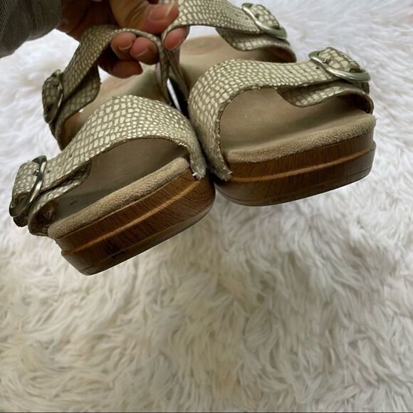 Dansko Sophie Sandals Textured Cream Leather Dual Strap Buckle Women sz 36/5.5-6 - Picture 5 of 9